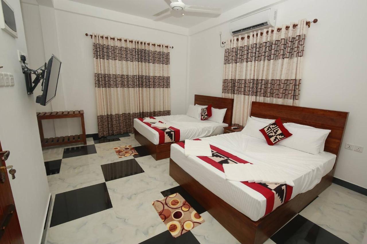 Hotel River Front Tissamaharama Buitenkant foto