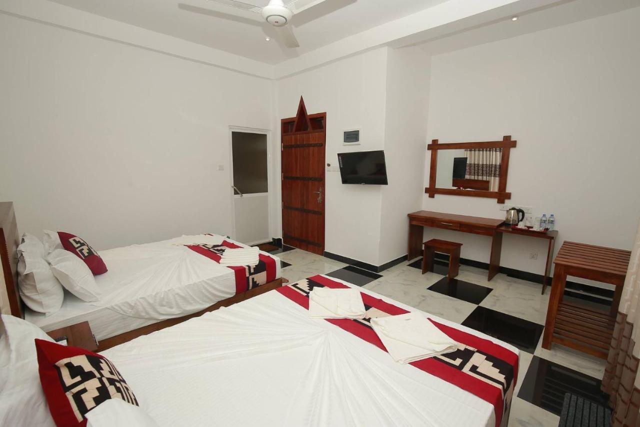 Hotel River Front Tissamaharama Buitenkant foto
