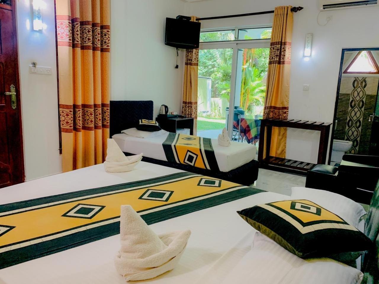 Hotel River Front Tissamaharama Buitenkant foto