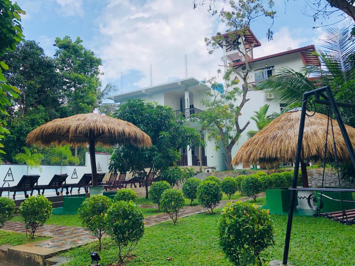 Hotel River Front Tissamaharama Buitenkant foto