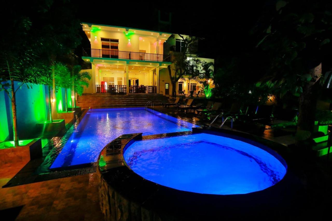 Hotel River Front Tissamaharama Buitenkant foto
