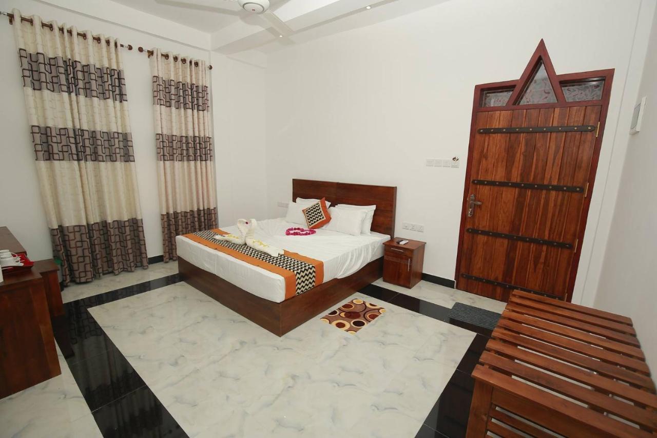 Hotel River Front Tissamaharama Buitenkant foto